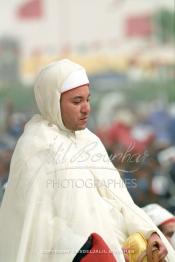 Image du Maroc Professionnelle de  Le Roi Mohammed VI assis sur un cheval quitte la mosquée Moulay Abdelaziz après avoir effectué la prière du vendredi 2 novembre 2001 à Laayoune.
Le Roi du Maroc entame une nouvelle visite historique dans les provinces du sud du Maroc comprenant Dakhla et Laayoune. (Photo / Abdeljalil Bounhar)